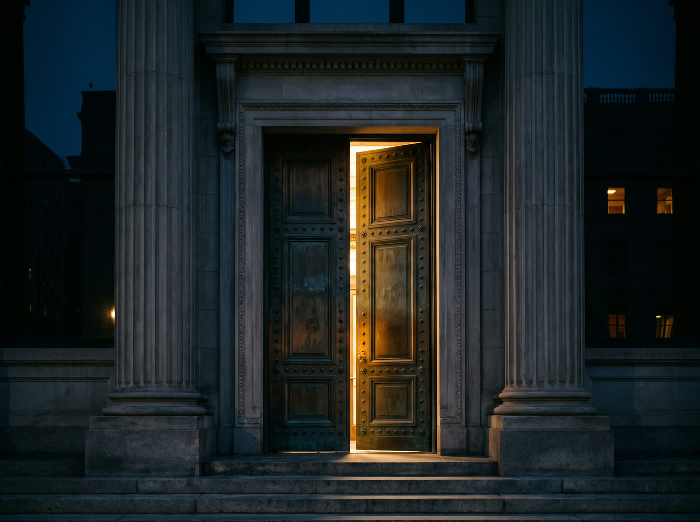 Portal eines Bankgebäudes in der Abenddämmerung, einen Spalt geöffnet